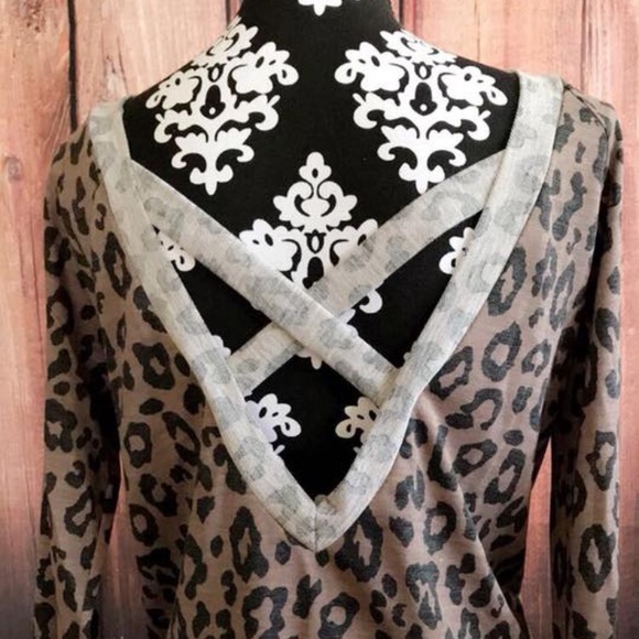 NWT Leopard print long sleeve w/ back cutout - Picture 5 of 5